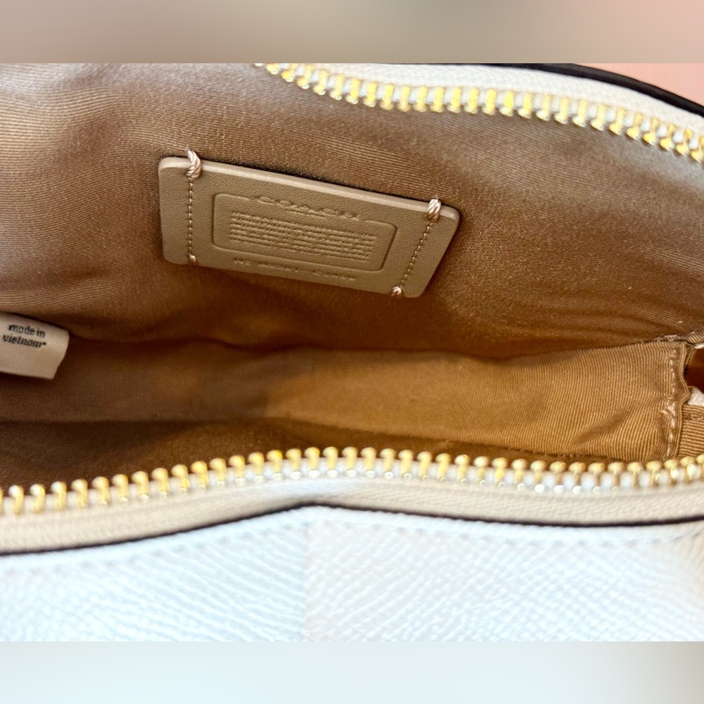New Coach Heart Crossbody Bag - Picture 5 of 10